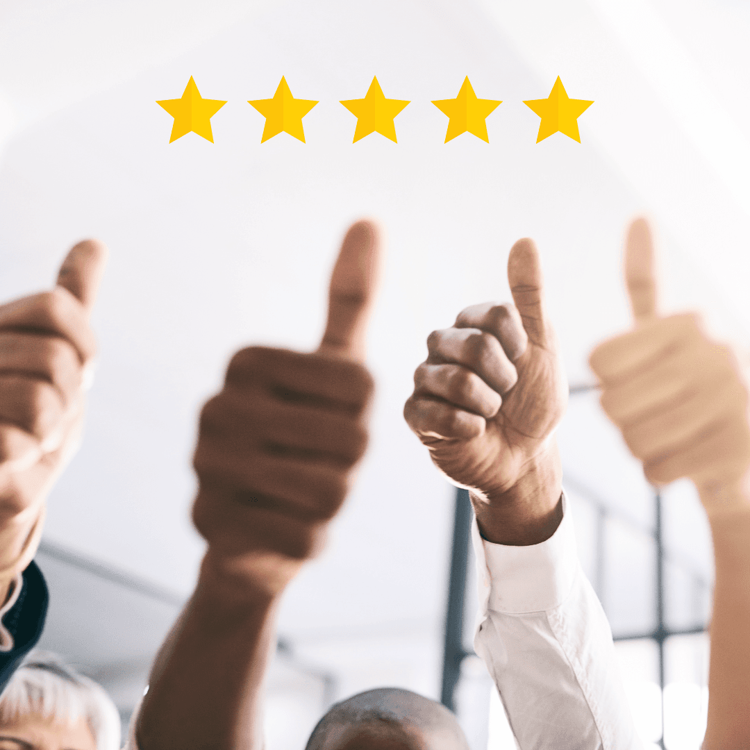 Manos levantando el pulgar bajo cinco estrellas amarillas que indican una calificación de servicio excelente.